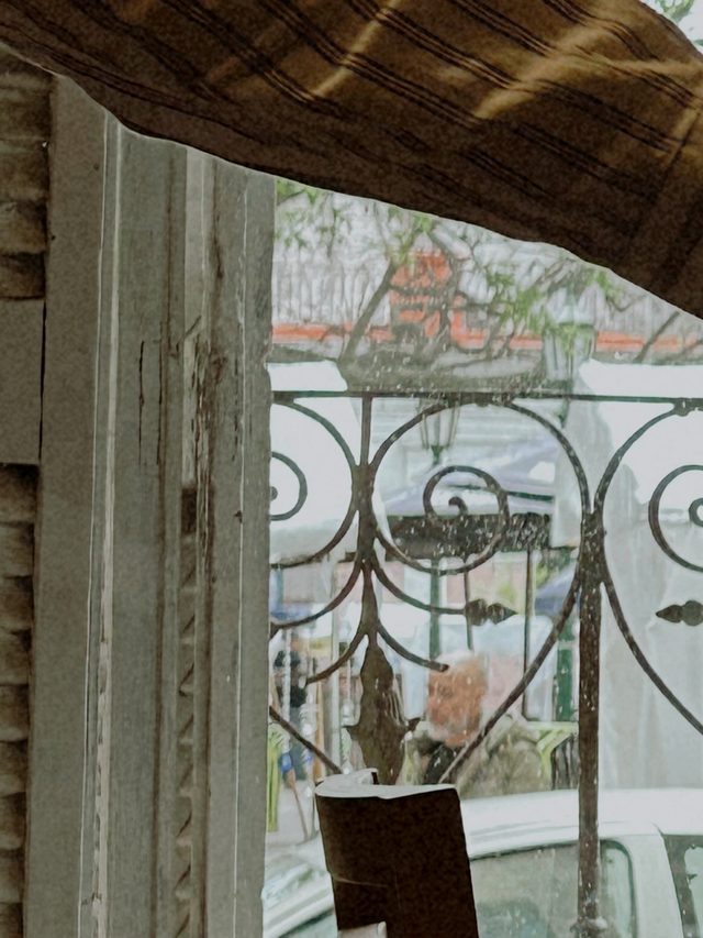 La ventana con reja que da a la Plaza Dorrego
